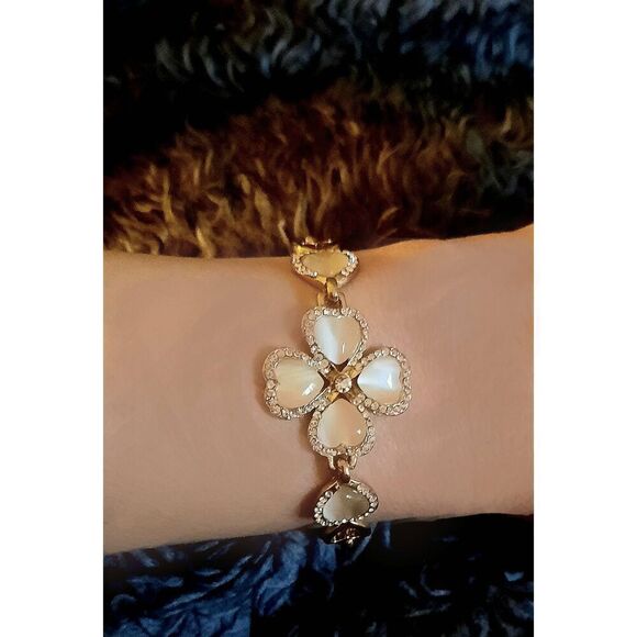 *Clearance* Ladies Flower Tennis Bracelet - Picture 1 of 6